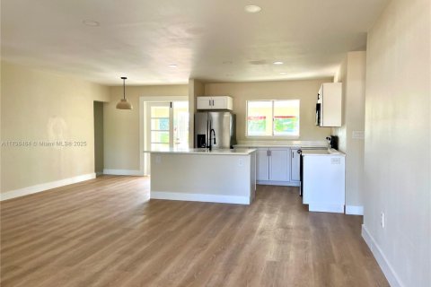 House in Fort Myers, Florida 3 bedrooms, 130.9 sq.m. № 1712531 - photo 3