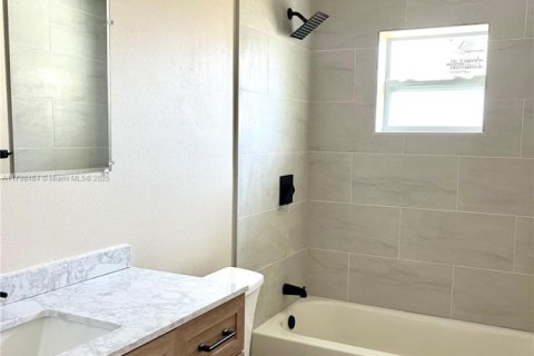 House in Fort Myers, Florida 3 bedrooms, 130.9 sq.m. № 1712531 - photo 13
