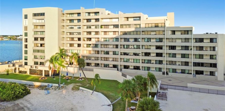 Condo in Hudson, Florida, 2 bedrooms  № 2103465