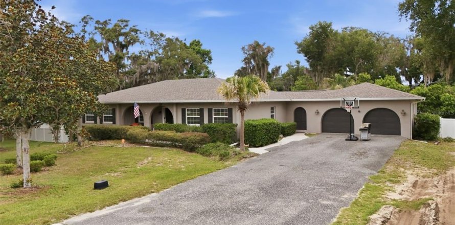 House in Howey-in-the-Hills, Florida 4 bedrooms, 400.59 sq.m. № 2228052