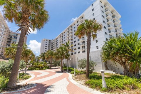 Copropriété à vendre à Miami Beach, Floride: 1 chambre, 60.85 m2 № 1818094 - photo 19
