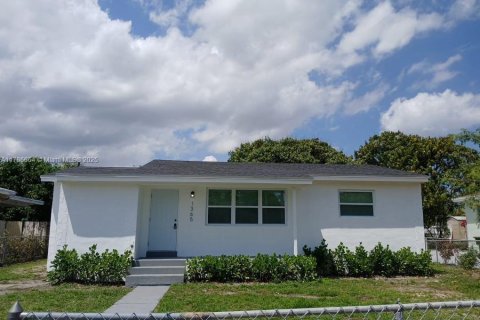House in North Miami, Florida 3 bedrooms, 99.59 sq.m. № 1862141 - photo 2