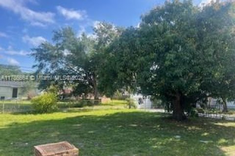 House in North Miami, Florida 3 bedrooms, 99.59 sq.m. № 1862141 - photo 11