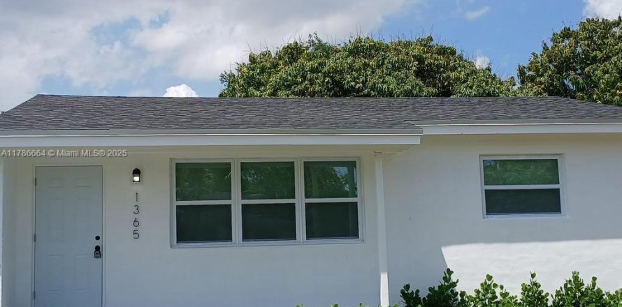 House in North Miami, Florida 3 bedrooms, 99.59 sq.m. № 1862141