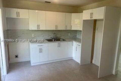 House in North Miami, Florida 3 bedrooms, 99.59 sq.m. № 1862141 - photo 8