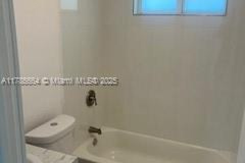 House in North Miami, Florida 3 bedrooms, 99.59 sq.m. № 1862141 - photo 4