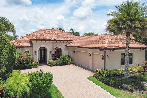 House in Lakewood Ranch, Florida 3 bedrooms, 274.53 sq.m. № 1810280 - photo 1