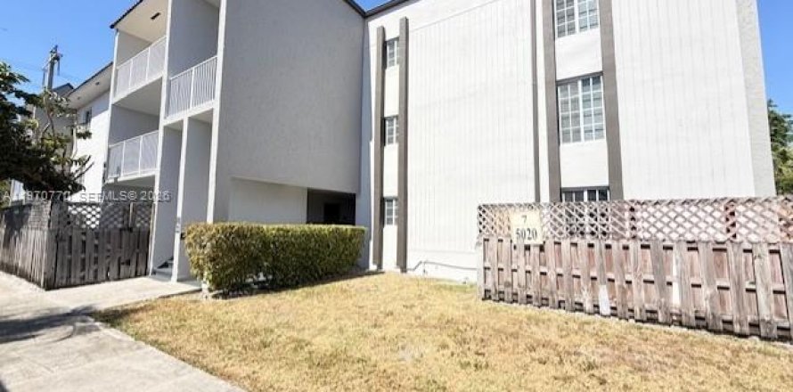 Apartment in Doral, Florida 2 bedrooms, 98.57 sq.m. № 2031450