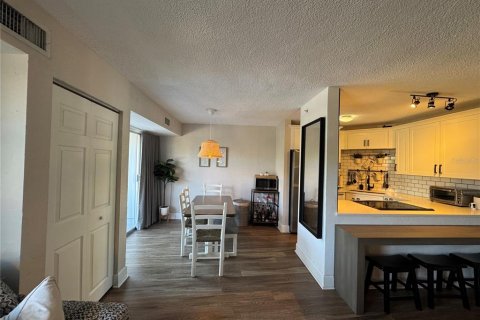 Condo in Saint Petersburg, Florida, 2 bedrooms  № 2228214 - photo 27
