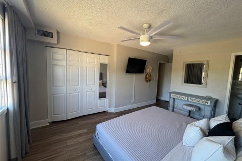 Condo in Saint Petersburg, Florida, 2 bedrooms  № 2228214 - photo 20