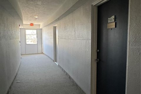 Condo in Saint Petersburg, Florida, 2 bedrooms  № 2228214 - photo 12