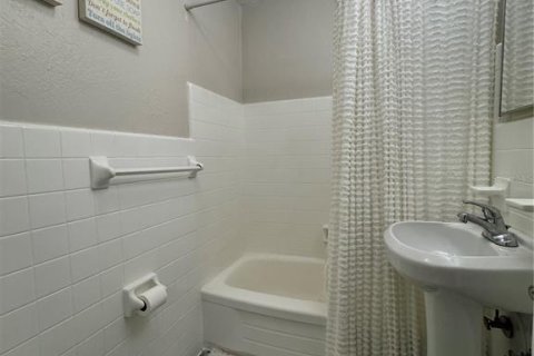 Condo in Saint Petersburg, Florida, 2 bedrooms  № 2228214 - photo 18