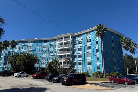 Condo in Saint Petersburg, Florida, 2 bedrooms  № 2228214 - photo 2