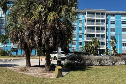 Condo in Saint Petersburg, Florida, 2 bedrooms  № 2228214 - photo 3