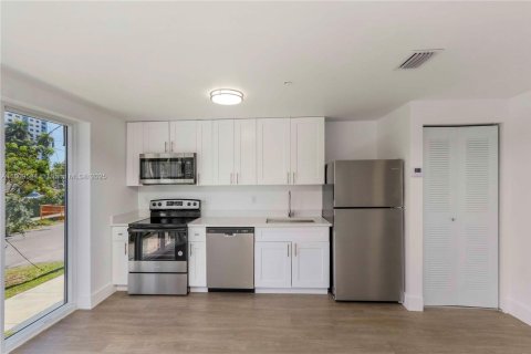 Apartamento en alquiler en Miami, Florida, 1 dormitorio № 1752148 - foto 3