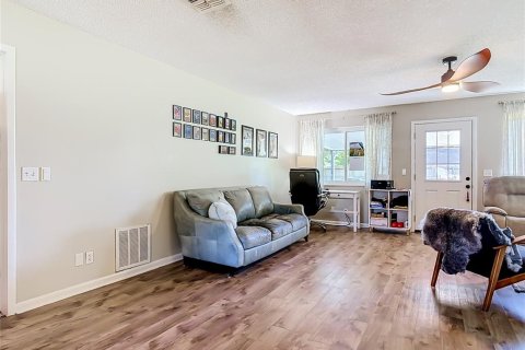 House in Deltona, Florida 2 bedrooms, 111.48 sq.m. № 2347900 - photo 13
