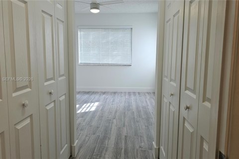 Condo in Tamarac, Florida, 2 bedrooms  № 2046602 - photo 6