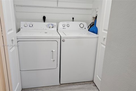 Condo in Tamarac, Florida, 2 bedrooms  № 2046602 - photo 23