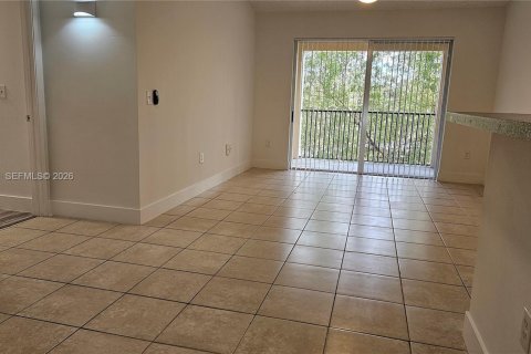 Condo in Tamarac, Florida, 2 bedrooms  № 2046602 - photo 3