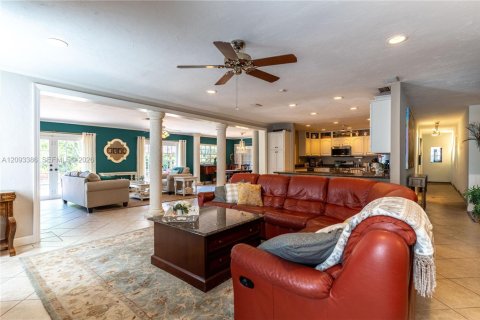 Casa en venta en Miami, Florida, 4 dormitorios, 225.01 m2 № 2382895 - foto 11