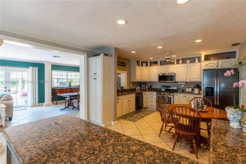Casa en venta en Miami, Florida, 4 dormitorios, 225.01 m2 № 2382895 - foto 19