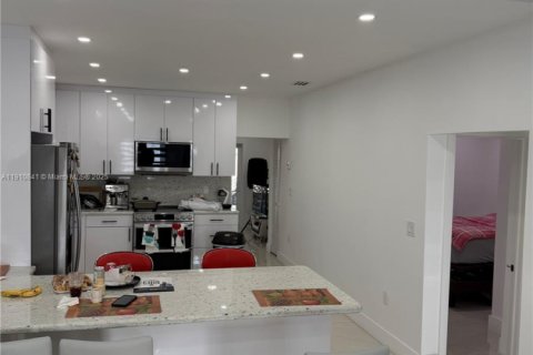 Casa en venta en Miami, Florida, 3 dormitorios, 91.32 m2 № 1966019 - foto 2
