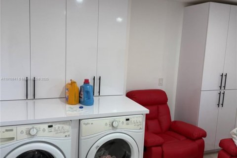 Casa en venta en Miami, Florida, 3 dormitorios, 91.32 m2 № 1966019 - foto 4