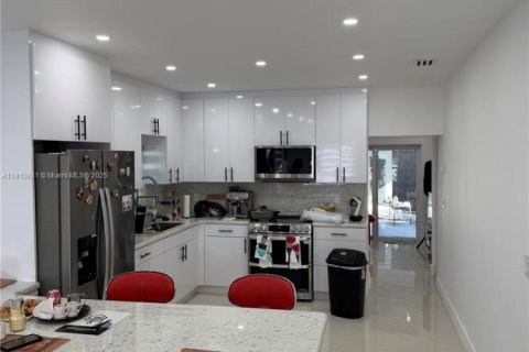 Casa en venta en Miami, Florida, 3 dormitorios, 91.32 m2 № 1966019 - foto 1