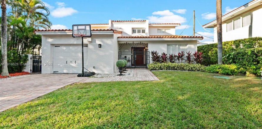 Casa en Coral Gables, Florida 4 dormitorios, 246.66 m2 № 2018855