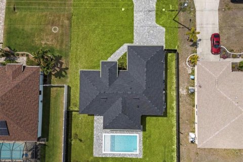 House in Cape Coral, Florida 3 bedrooms, 130.99 sq.m. № 2199578 - photo 4