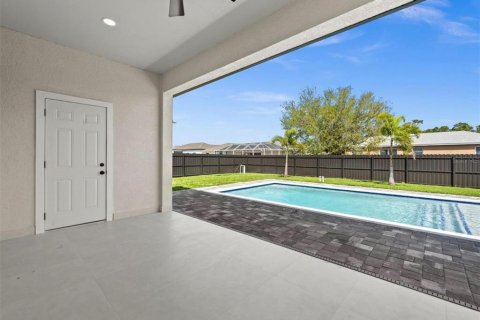 House in Cape Coral, Florida 3 bedrooms, 130.99 sq.m. № 2199578 - photo 27