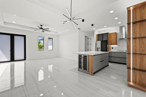 House in Cape Coral, Florida 3 bedrooms, 130.99 sq.m. № 2199578 - photo 13