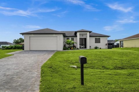 House in Cape Coral, Florida 3 bedrooms, 130.99 sq.m. № 2199578