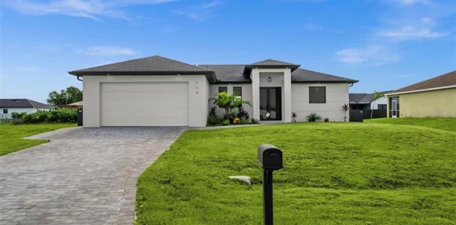House in Cape Coral, Florida 3 bedrooms, 130.99 sq.m. № 2199578