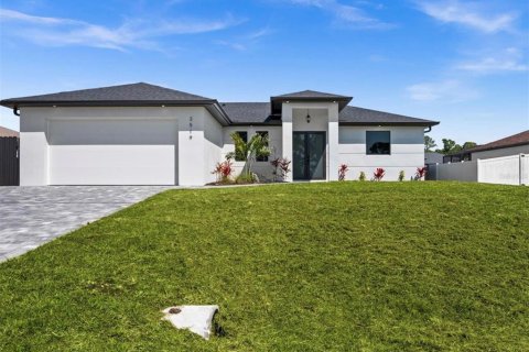 House in Cape Coral, Florida 3 bedrooms, 130.99 sq.m. № 2199578 - photo 2
