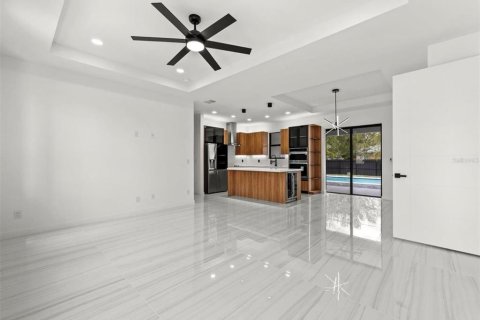 House in Cape Coral, Florida 3 bedrooms, 130.99 sq.m. № 2199578 - photo 9
