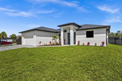 House in Cape Coral, Florida 3 bedrooms, 130.99 sq.m. № 2199578 - photo 3