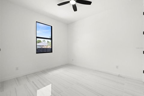 House in Cape Coral, Florida 3 bedrooms, 130.99 sq.m. № 2199578 - photo 17