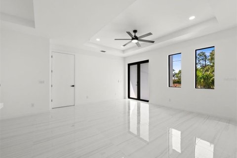 House in Cape Coral, Florida 3 bedrooms, 130.99 sq.m. № 2199578 - photo 8
