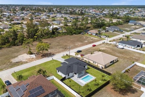 House in Cape Coral, Florida 3 bedrooms, 130.99 sq.m. № 2199578 - photo 6
