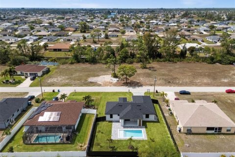 House in Cape Coral, Florida 3 bedrooms, 130.99 sq.m. № 2199578 - photo 7