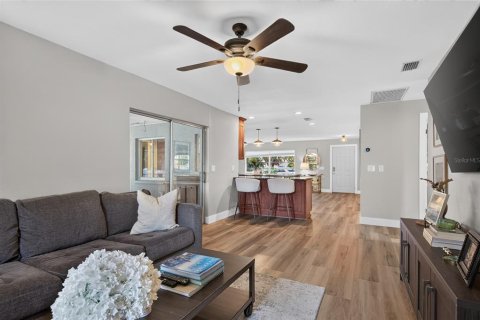 House in Tampa, Florida 3 bedrooms, 147.9 sq.m. № 2215707 - photo 16