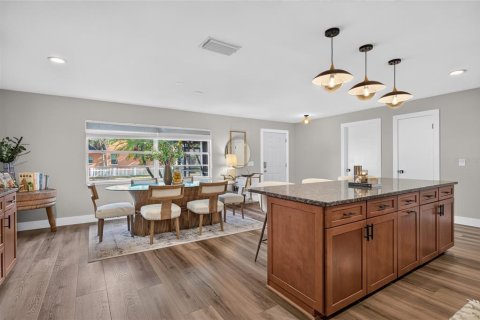 House in Tampa, Florida 3 bedrooms, 147.9 sq.m. № 2215707 - photo 5
