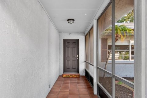 House in Tampa, Florida 3 bedrooms, 147.9 sq.m. № 2215707 - photo 4