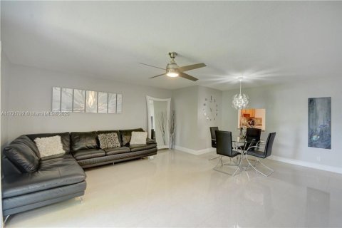 Condo in Davie, Florida, 2 bedrooms  № 1472607 - photo 1