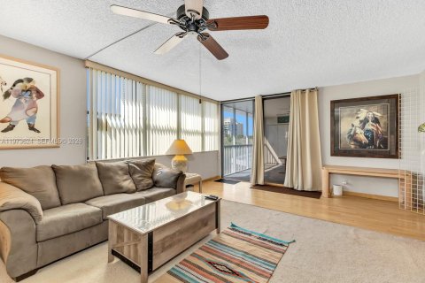 Condominio en venta en Aventura, Florida, 3 dormitorios, 129.69 m2 № 2033388 - foto 3