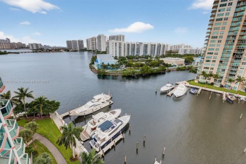Condo in Aventura, Florida, 2 bedrooms № 1929138 - photo 10
