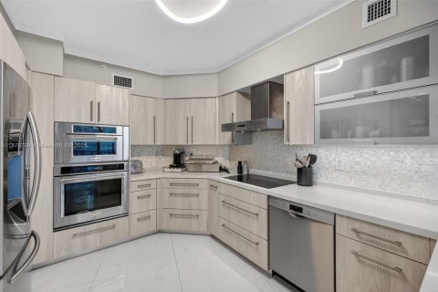 Condo in Aventura, Florida, 2 bedrooms № 1929138 - photo 19