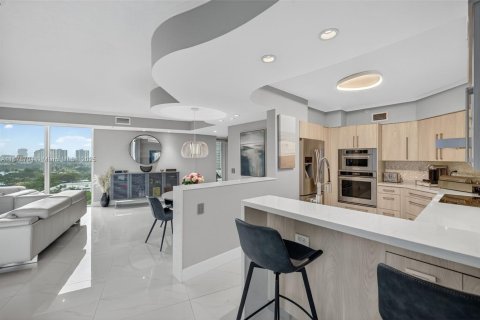Condo in Aventura, Florida, 2 bedrooms № 1929138 - photo 1