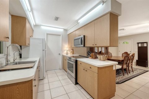 House in Sarasota, Florida 2 bedrooms, 102.66 sq.m. № 2235448 - photo 12